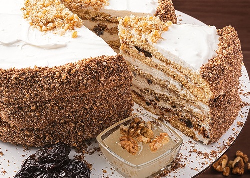 Медовий з чорносливом та горіхами