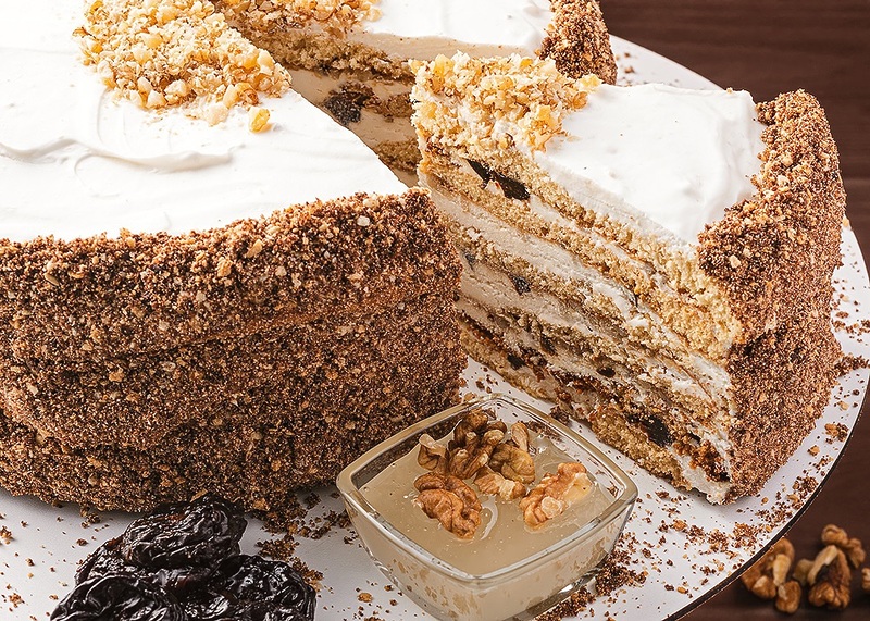 Медовий з чорносливом та горіхами