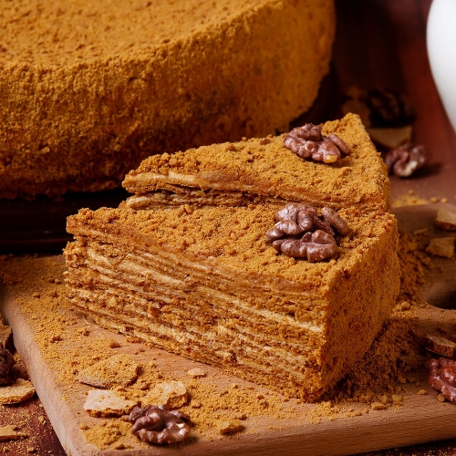 Карамельний медівник зі смаженим горіхом