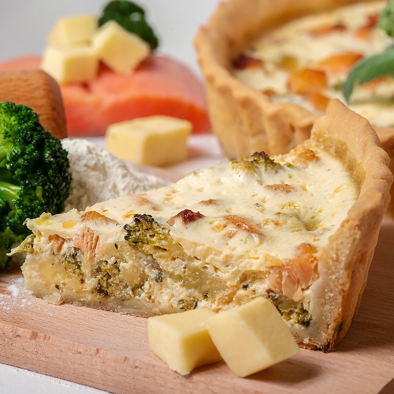 Кіш з лососем, броколі та фермерським сулугуні