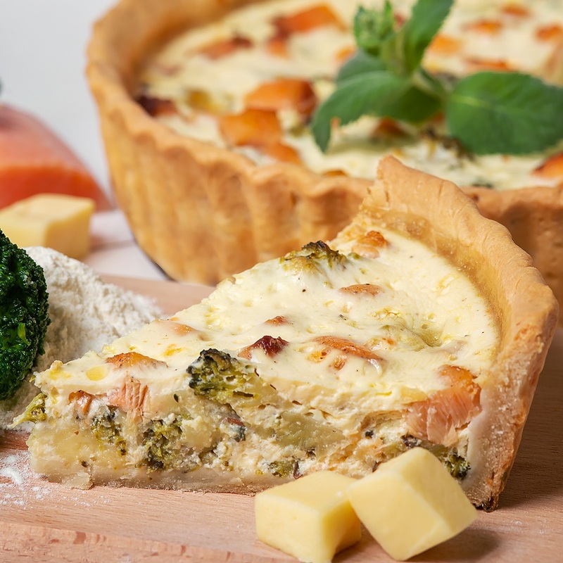 Кіш з лососем, броколі та фермерським сулугуні