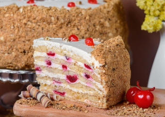 Медовий з вишнями