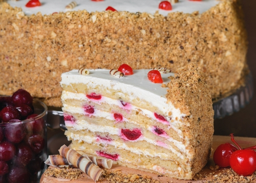 Медовий з вишнями