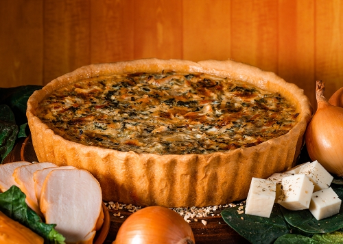 Кіш з шпинатом, копченою куркою і сиром