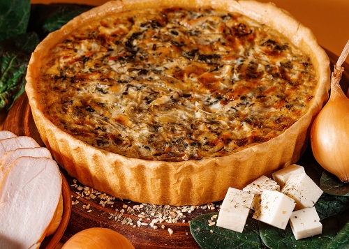 Кіш з шпинатом, копченою куркою і сиром
