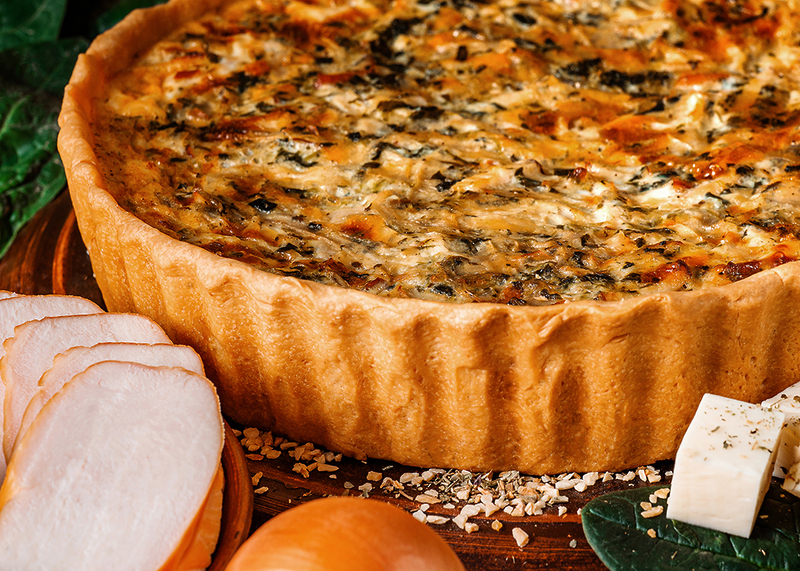 Кіш з шпинатом, копченою куркою і сиром